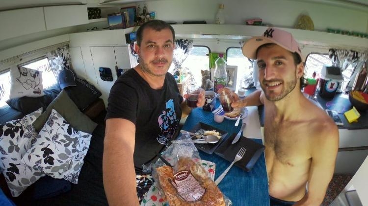  Depois de se conhecer no Facebook, casal gay larga tudo para viver viajando a bordo de uma kombi