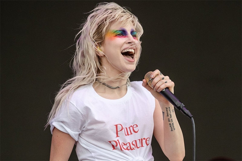  Hayley Williams expulsa guitarrista do Paramore após ex-membro comparar homossexuais a pedófilos
