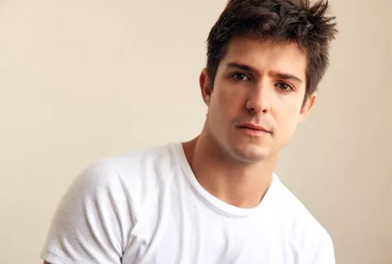 Ator Igor Cosso revela homofobia em set e diz que escondia namorados por medo de perder trabalhos