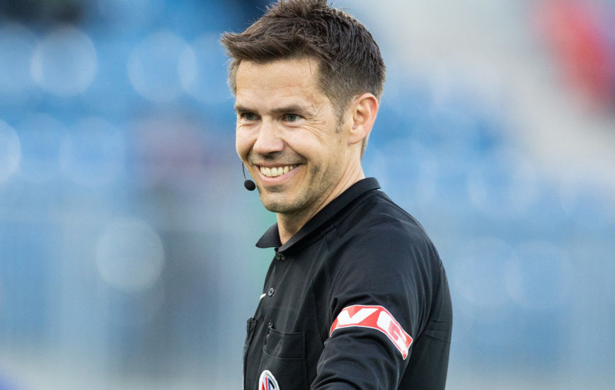 Árbitro norueguês sai do armário após ouvir insulto homofóbico em partida: “Chegou a hora de dizer que sou gay”