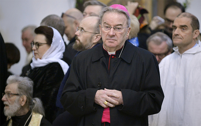 Ex-representante diplomático do Vaticano é julgado por agressões sexuais a cinco homens