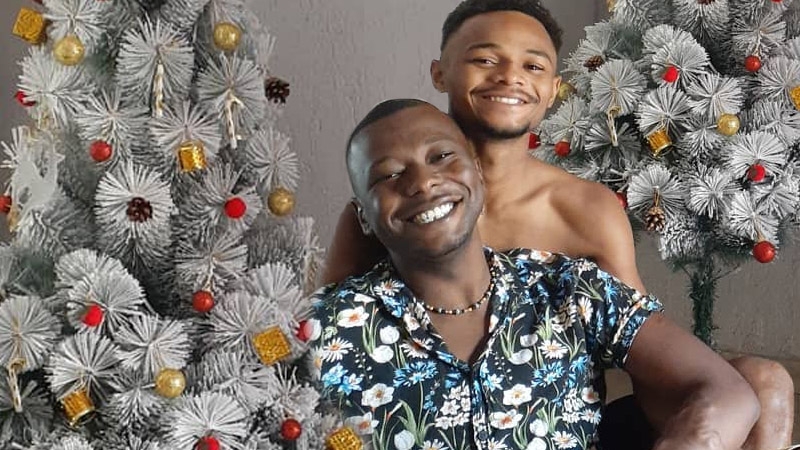  Casal gay carioca celebra primeira árvore de natal na casa nova: “Vamos postar em todas as redes sim”