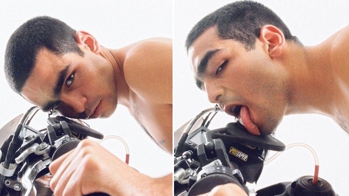  Biscoiteiro! Omar Ayuso compartilha foto sensualizando pelado em cima de moto