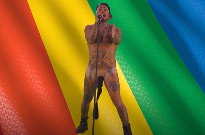  Detonautas deixa Tico Santa Cruz pelado no debochado videoclipe de “Kit Gay”; confira