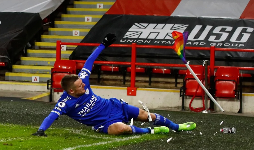 Jogador de futebol inglês pede desculpas a torcedores LGBTs após destruir bandeira do Orgulho em campo