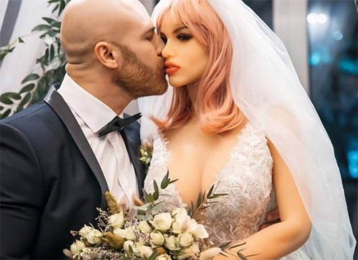  Fisiculturista pansexual se casa com boneca sexual após conhecê-la em boate