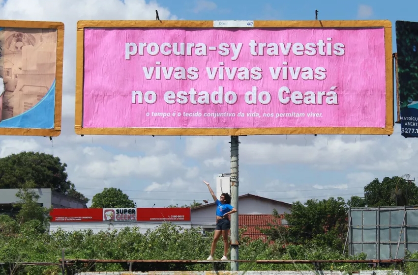  Artista cearense denuncia assassinatos de travestis por meio de outdoors espalhados por Fortaleza
