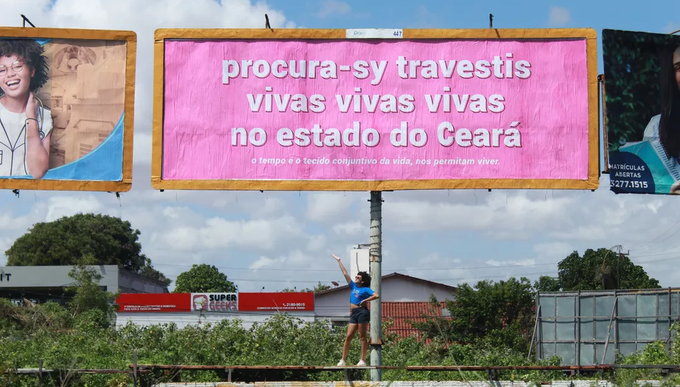 Artista cearense denuncia assassinatos de travestis por meio de outdoors espalhados por Fortaleza