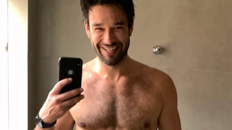 Sérgio Marone atiça internautas com volume da mala em foto só de toalha: “Maior satisfação”