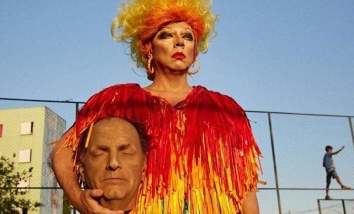  Carlos Bolsonaro denuncia na polícia foto em que drag queen Tchaka segura “cabeça” do pai