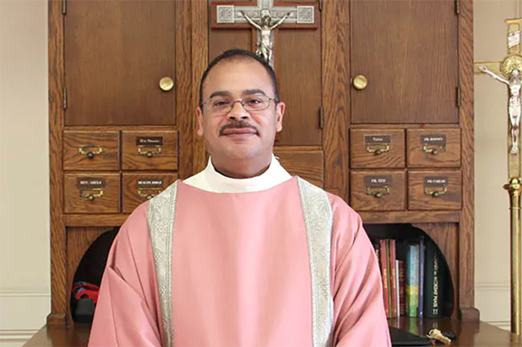 Religioso é preso por tentar fazer sexo com policial disfarçado de adolescente que ele conheceu no Grindr