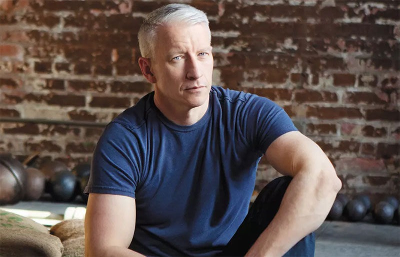 Ao vivo na CNN, Anderson Cooper diz que percebeu ser gay aos 7 anos e declara: “Fez de mim uma pessoa melhor”