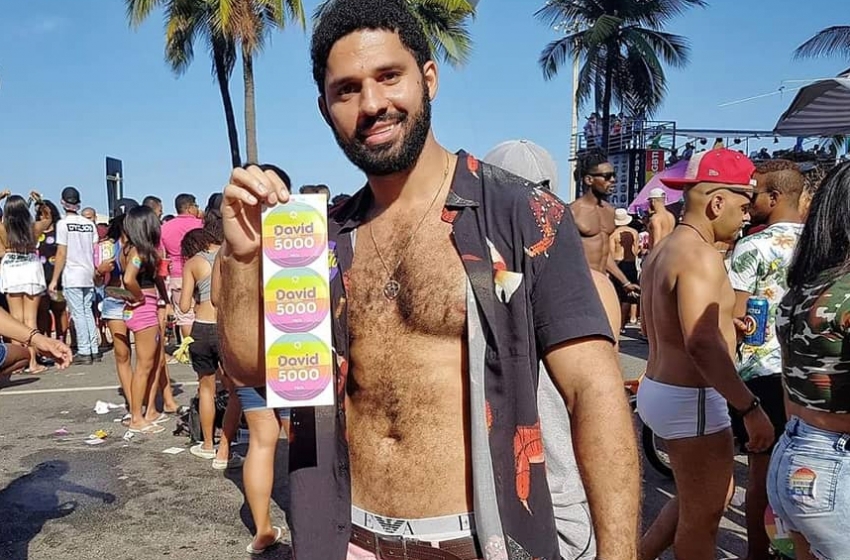  David Miranda surge sensualizando sem camisa para comemorar eficácia da vacina Coronavac