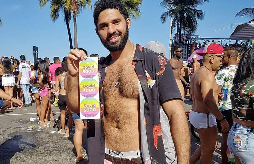 David Miranda surge sensualizando sem camisa para comemorar eficácia da vacina Coronavac
