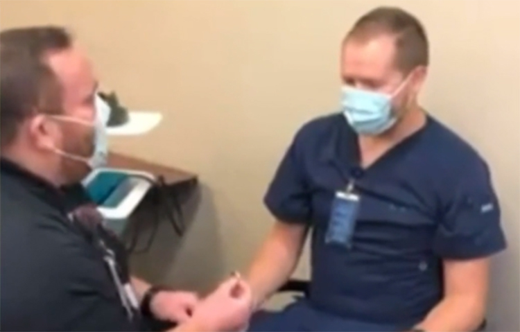 Enfermeiro é pedido em casamento após ser vacinado contra Covid-19 pelas mãos de seu próprio companheiro