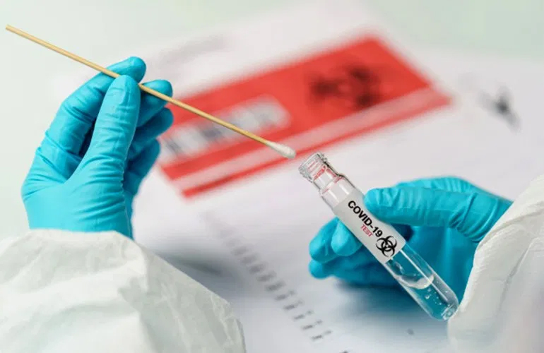 China começa a usar testes retais para detectar infectados pela Covid-19: “Não é doloroso, mas é super humilhante”