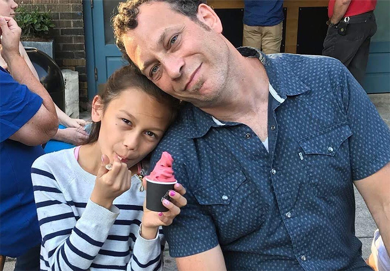 Ao lado de filha trans de 12 anos, pai desenvolve marca de moda praia para meninas transexuais