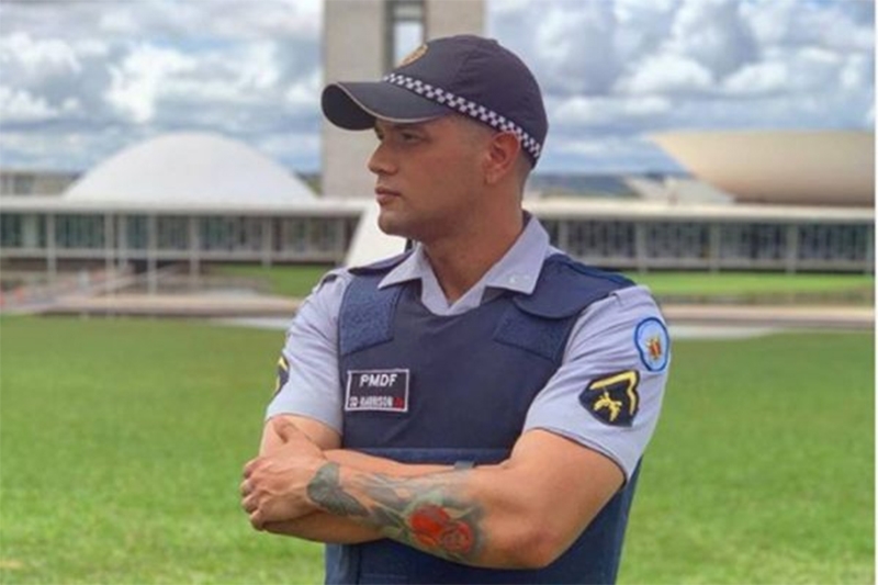 Policial gay tem porte de arma suspenso e aponta homofobia: “Perseguição por causa da minha sexualidade”