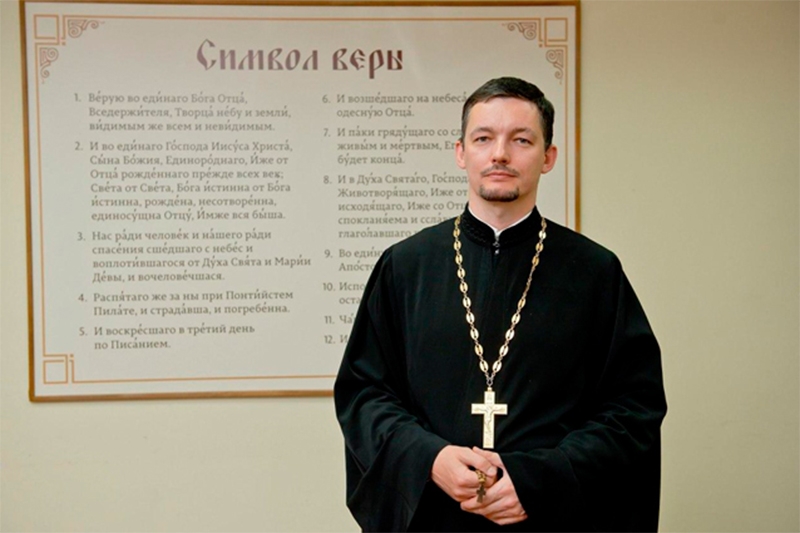  “É possível fazer carreira depois de passar pela cama do bispo”, revela ex-padre gay russo