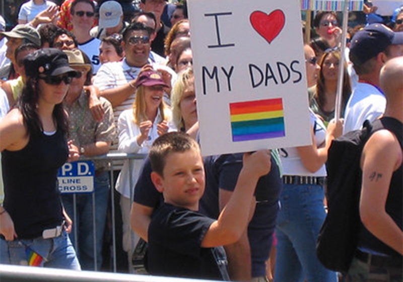  Principal agência de adoção evangélica dos EUA anuncia que atenderá pais LGBTs em todo o país