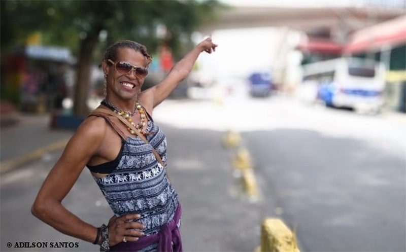  Heroína! Travesti salva vida de homem que cometeria suicídio se jogando de passarela em São Paulo