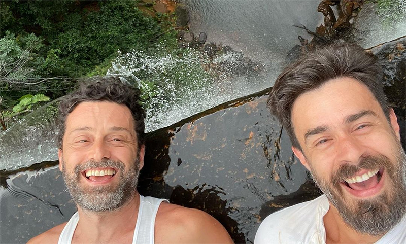 Ator Erom Cordeiro se declara para o namorado no Instagram: “Caminhar ao teu lado é inspirador”