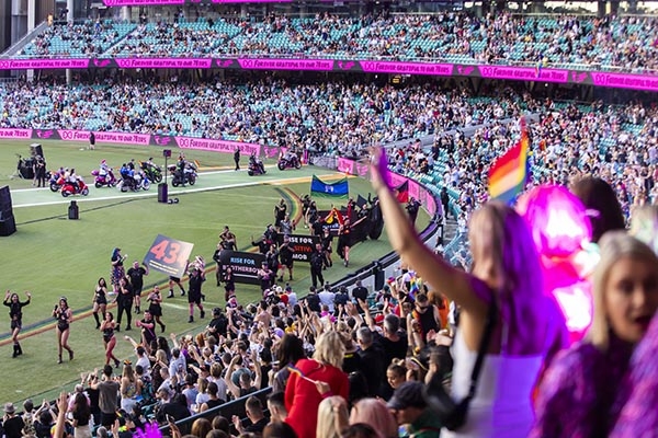  Mardi Gras: Livre da Covid, principal festival LGBTQ+ de Sydney leva 36 mil pessoas a estádio de futebol