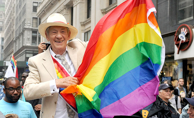 Ian McKellen pede que comunidade gay defenda as pessoas trans: “Deveríamos ser realmente aliados”