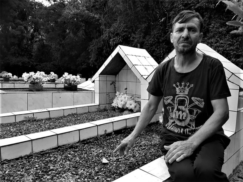 Para fugir de homofobia, homem vive em carro velho dentro de cemitério: “Me isolei para viver a minha história”