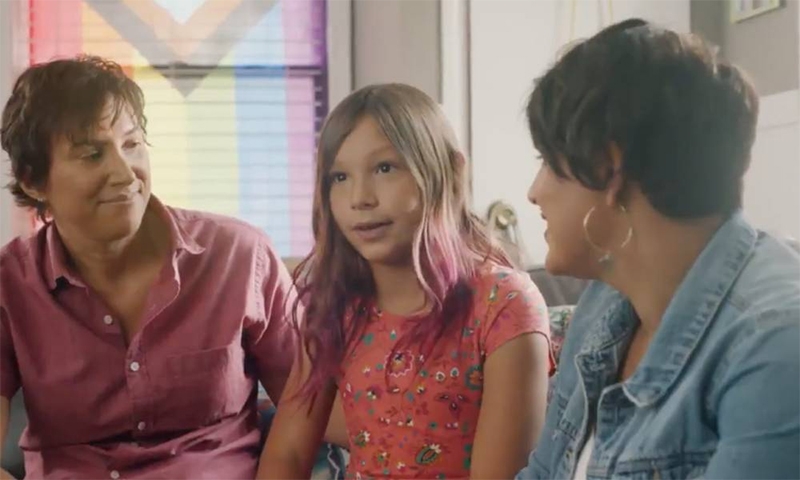  Pantene exibe campanha publicitária estrelada por criança trans e suas mães lésbicas