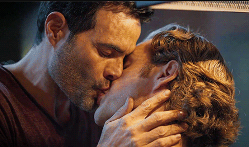 Galãs mexicanos vivem casal gay em nova série da Netflix e prometem cenas quentes de sexo