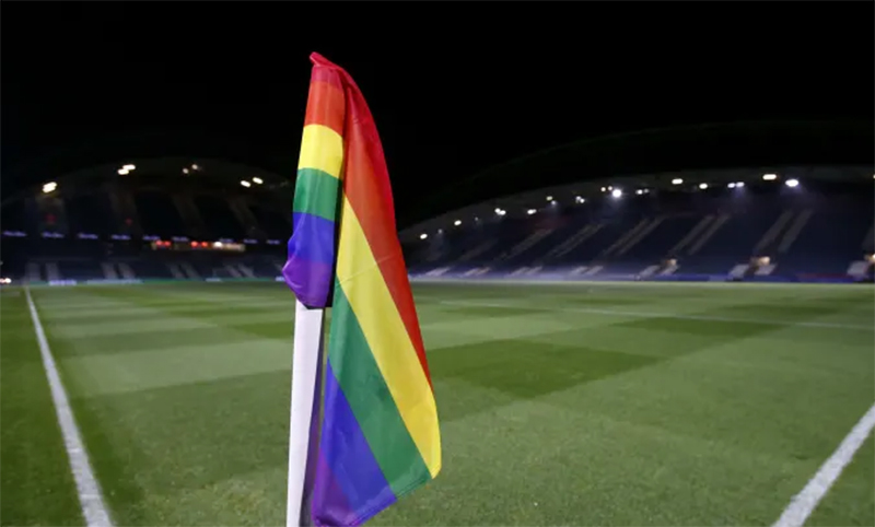 Deputados aprovam projeto que prevê punição por atos de homofobia e racismo em estádios no Paraná