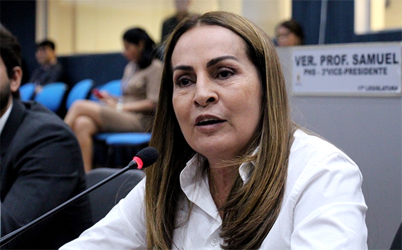  Vereadora de Manaus usa plenário para criticar beijo de Gil e Fiuk: “Falta de respeito com as famílias do nosso Brasil”