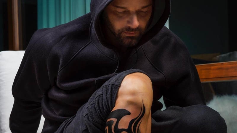  Ricky Martin estreia mega tattoo nas pernas e fãs elogiam todos os detalhes: “Até os pés são lindos”