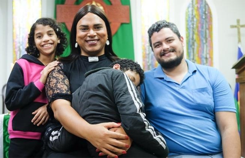  Primeira travesti a finalizar processo de adoção no Brasil, Alexya Salvador adota duas meninas trans