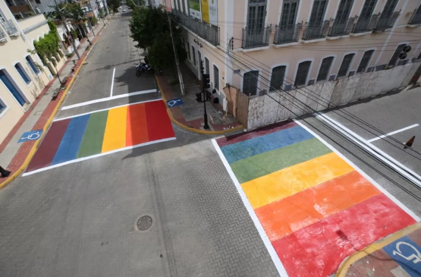  No Ceará, ruas de Sobral ganham faixas de pedestres nas cores do arco-íris em apoio à luta contra LGBTfobia