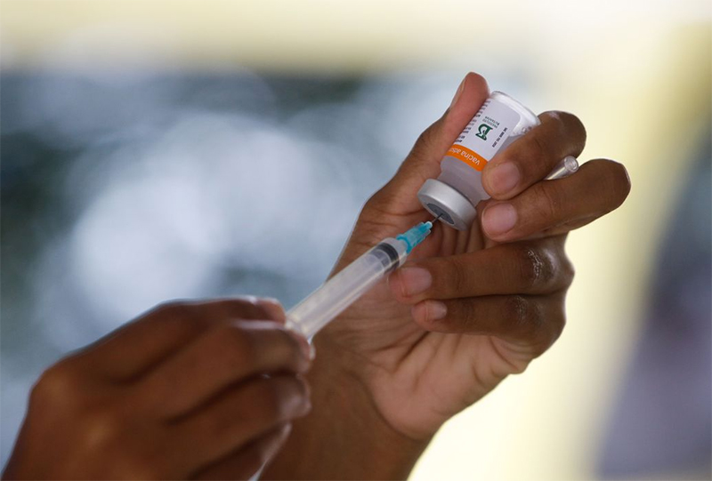 Rio de Janeiro passa a vacinar cariocas que vivem com HIV a partir da próxima segunda