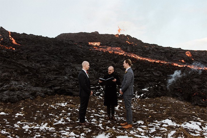 Casal gay realiza casamento a beira de vulcão em erupção: “Foi uma experiência linda”