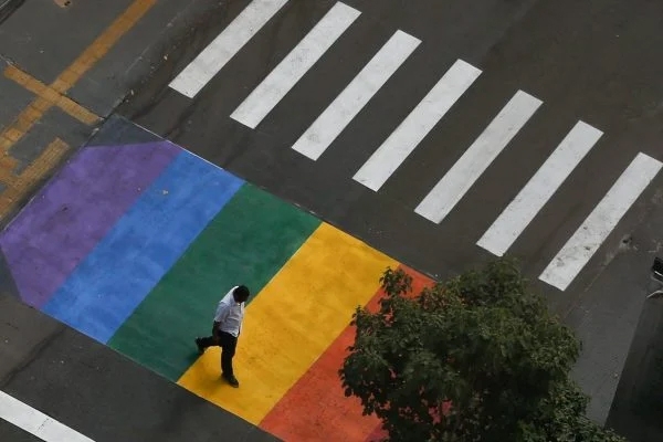  Desembargador ordena que Goiânia retire faixas de pedestres com bandeira LGBT em 24h