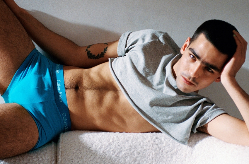  Omar Ayuso posa de cueca para a Calvin Klein em nova campanha global para o Mês do Orgulho