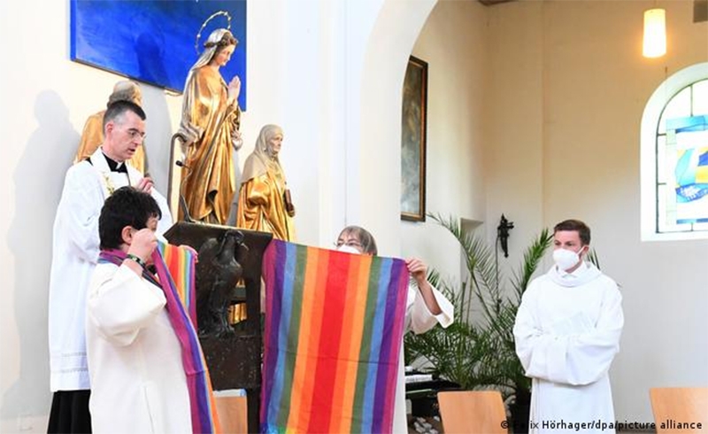  Padres alemães desafiam proibição do Vaticano e passam a abençoar uniões do mesmo sexo