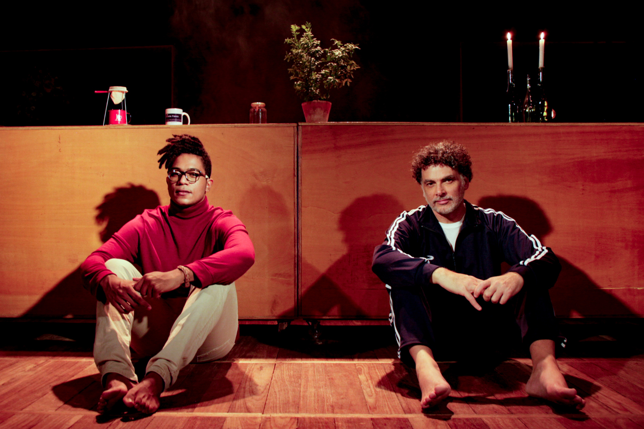 Peça online aborda um encontro inusitado, cercado de mistérios e revelações, entre dois vizinhos