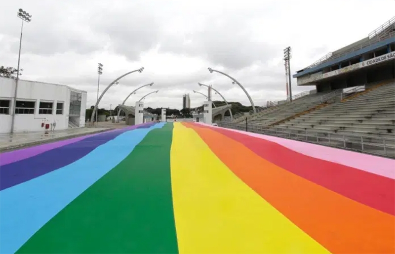  Sambódromo do Anhembi ganha bandeira de 50 metros  em homenagem ao mês do Orgulho LGBTQ+