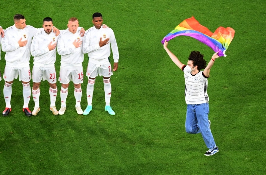  Em Munique, torcedor invade gramado e exibe bandeira nas cores do arco-íris em protesto contra lei anti-LGBTQ+