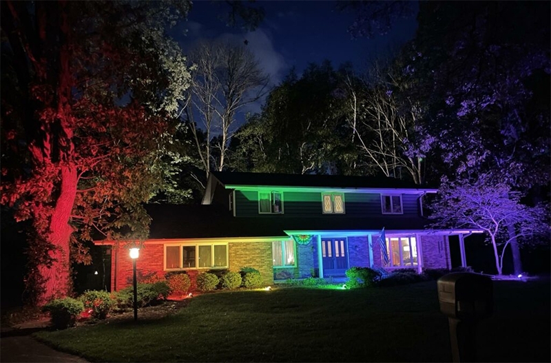 Casal gay ilumina a casa com as cores do arco-íris após ser impedido de colocar bandeira LGBTQ+ na varanda