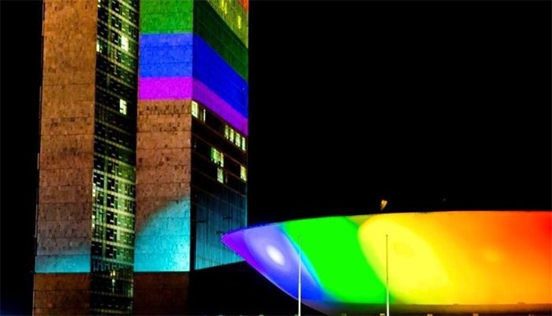  Coletivo LGBTQ+ de Brasília pede ajuda para projetar arco-íris no Congresso Nacional; confira como apoiar