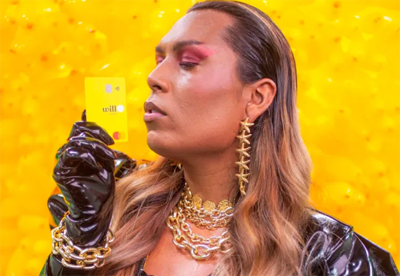 Isso é Danny Bond! Cantora trans é escolhida para ser rosto e voz de campanha de cartão de crédito