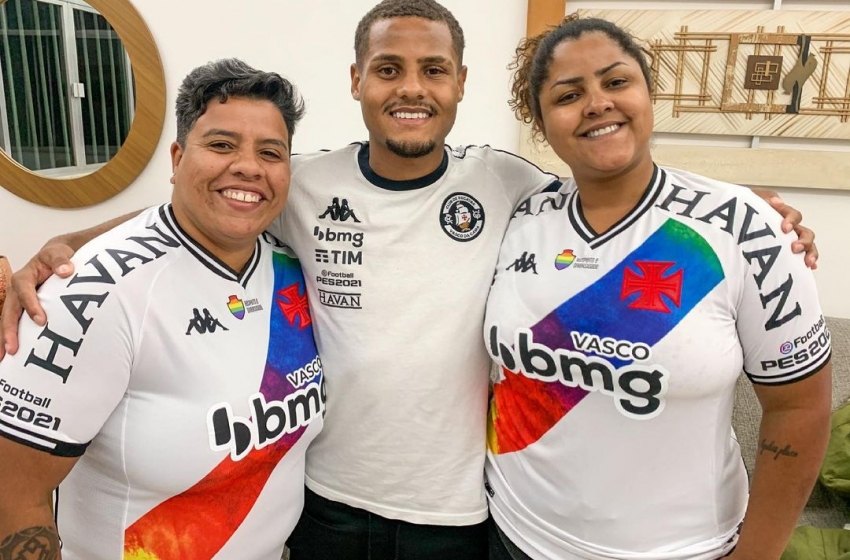  Jogador do Vasco posta foto com as mães no Instagram: “Orgulho dessas duas mulheres”