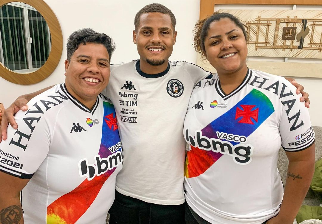 Jogador do Vasco posta foto com as mães no Instagram: “Orgulho dessas duas mulheres”