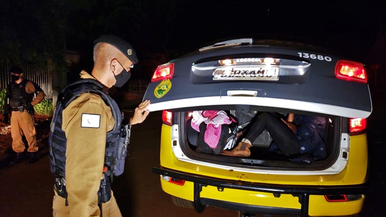 Mulher cisgênero flagra namorado com travesti e agride homem com tijolada na cabeça